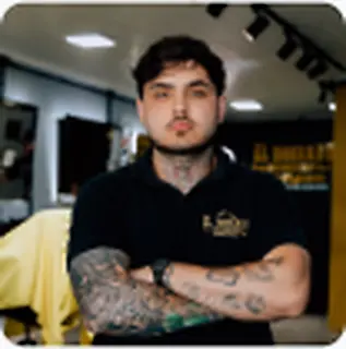 Wesley, barbeiro da El Dourado Barbershop
